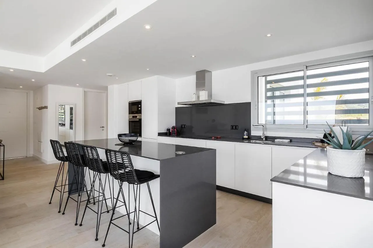 Al-1514 - 3 Bedrooms Apartment Estepona